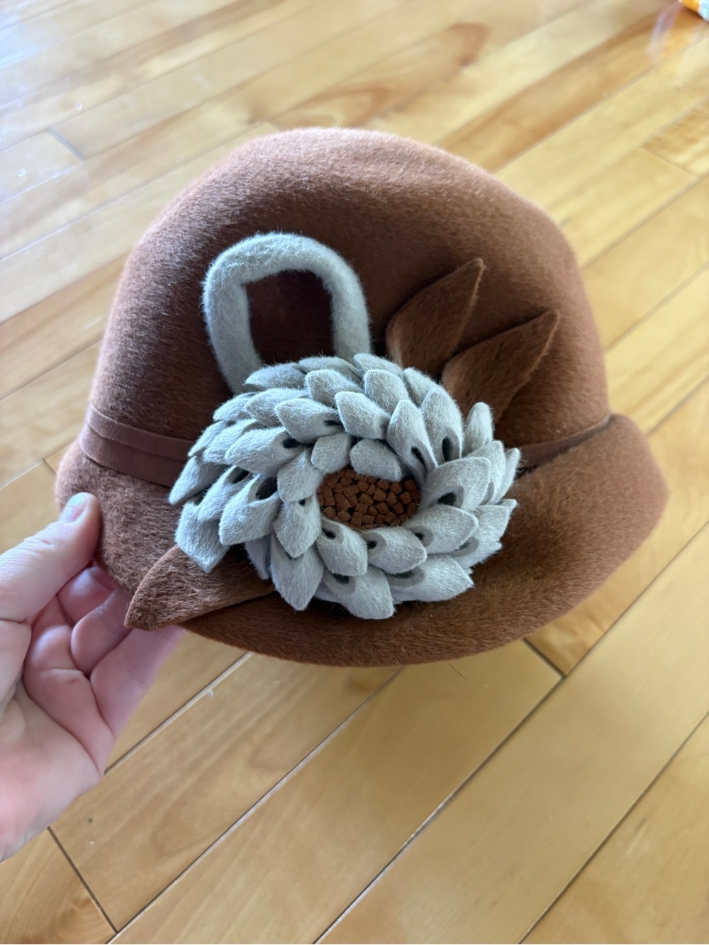 Vtg Lilly Dache Debs Hat Brown With Side Flower Appliqué